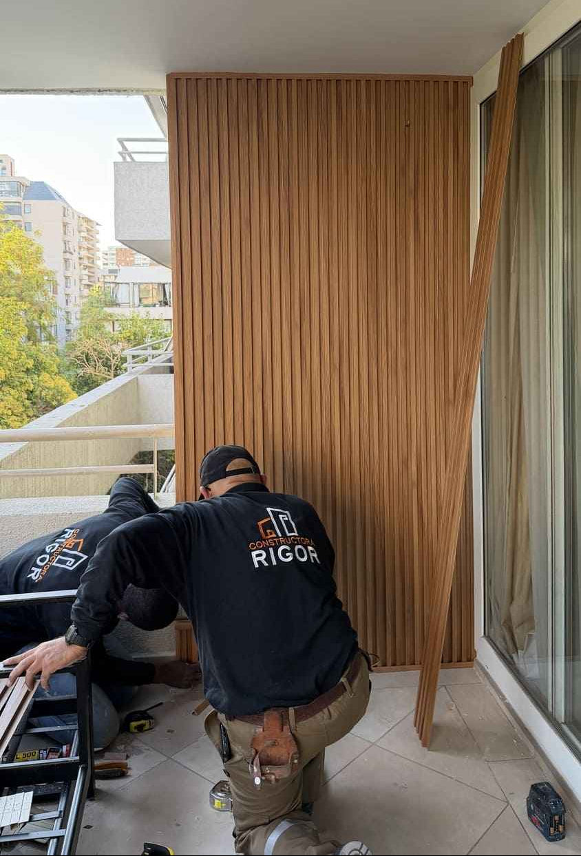 revo surfaces Servicio de Instalación Wall Panel (por m2) maestros trabajando