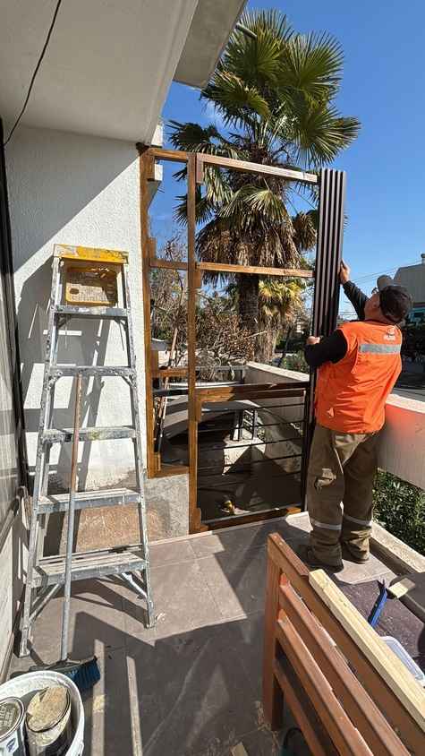 revo surfaces Servicio de Instalación Wall Panel (por m2) maestro trabajando