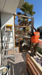 revo surfaces Servicio de Instalación Wall Panel (por m2) maestro trabajando