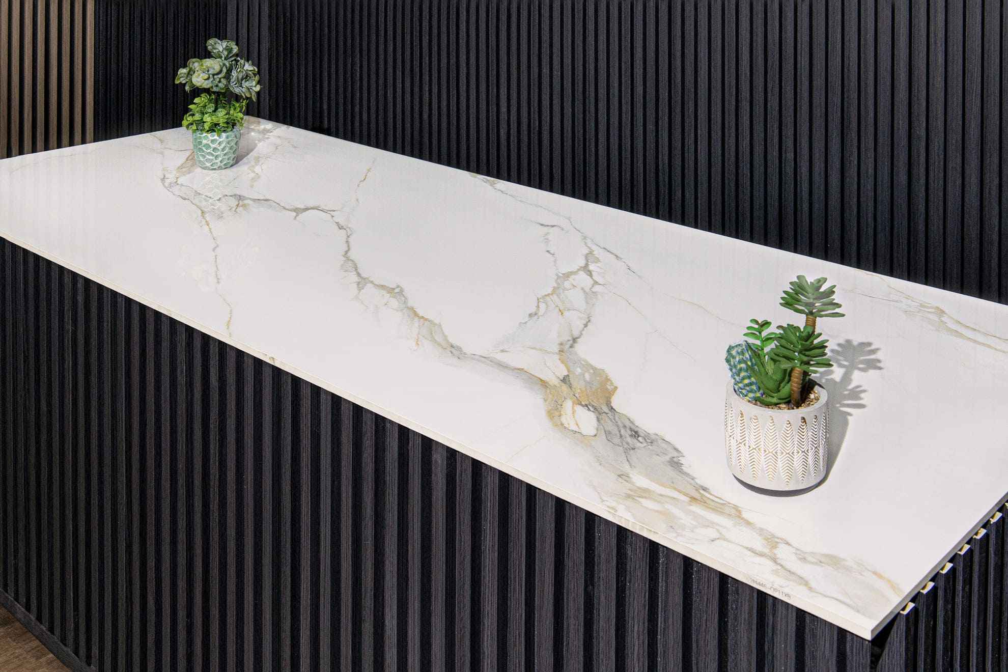 revo surfaces showroom detalle mesón