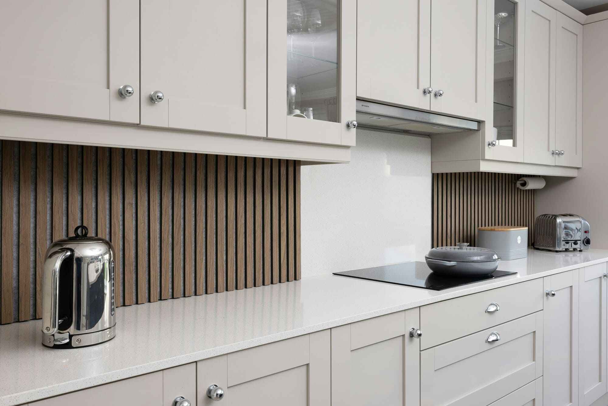 revo surfaces wall panel en cocina