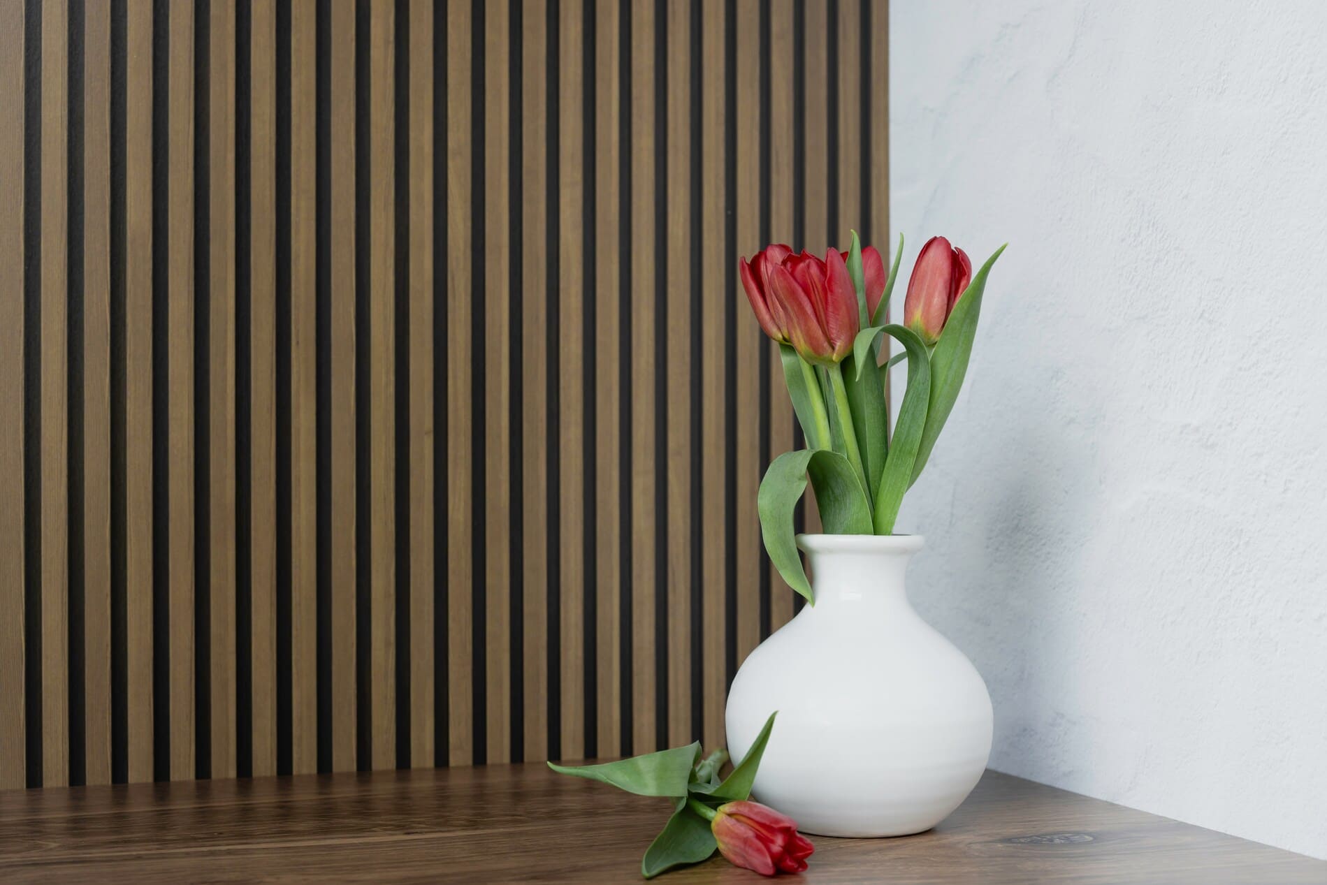 revo surfaces wall panel junto a florero, manual de instrucciones