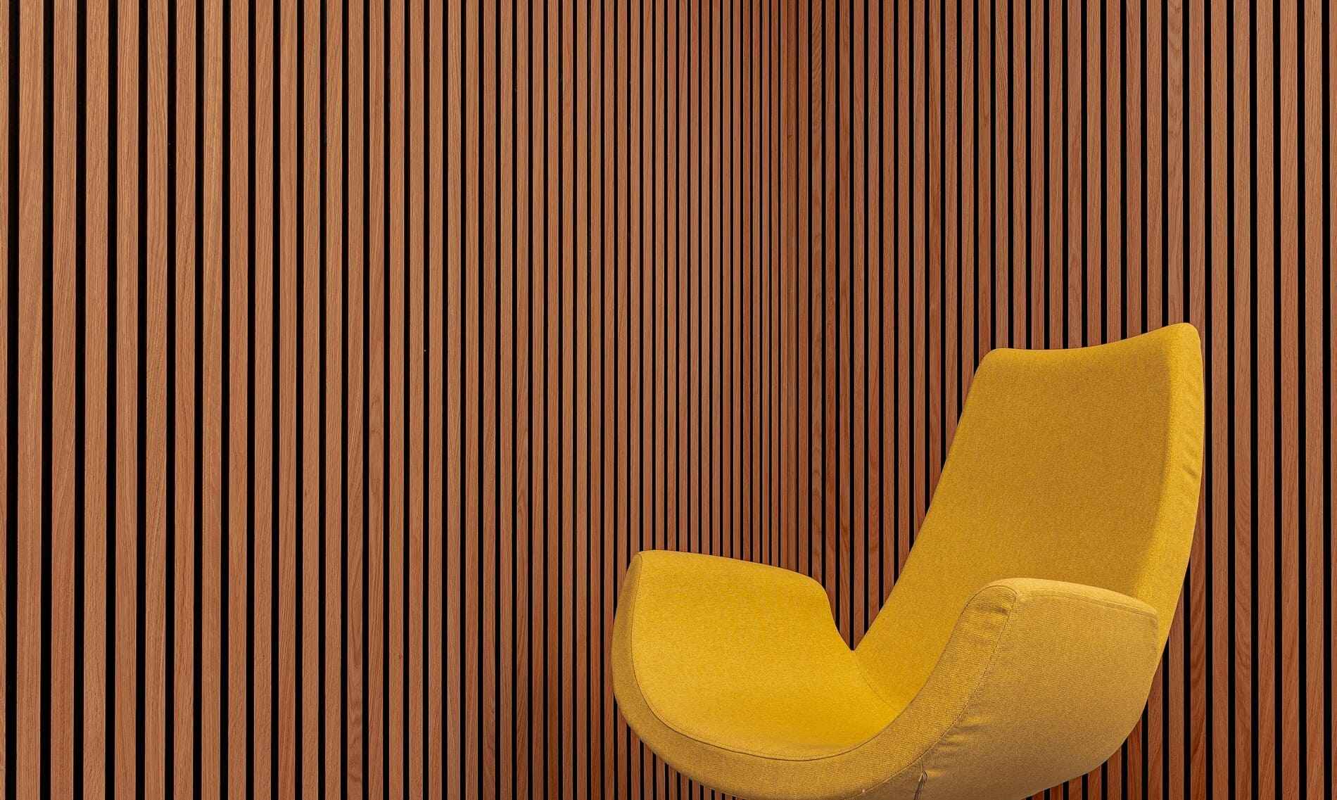 revo surfaces wall panel junto a silla amarilla, manual de instrucciones